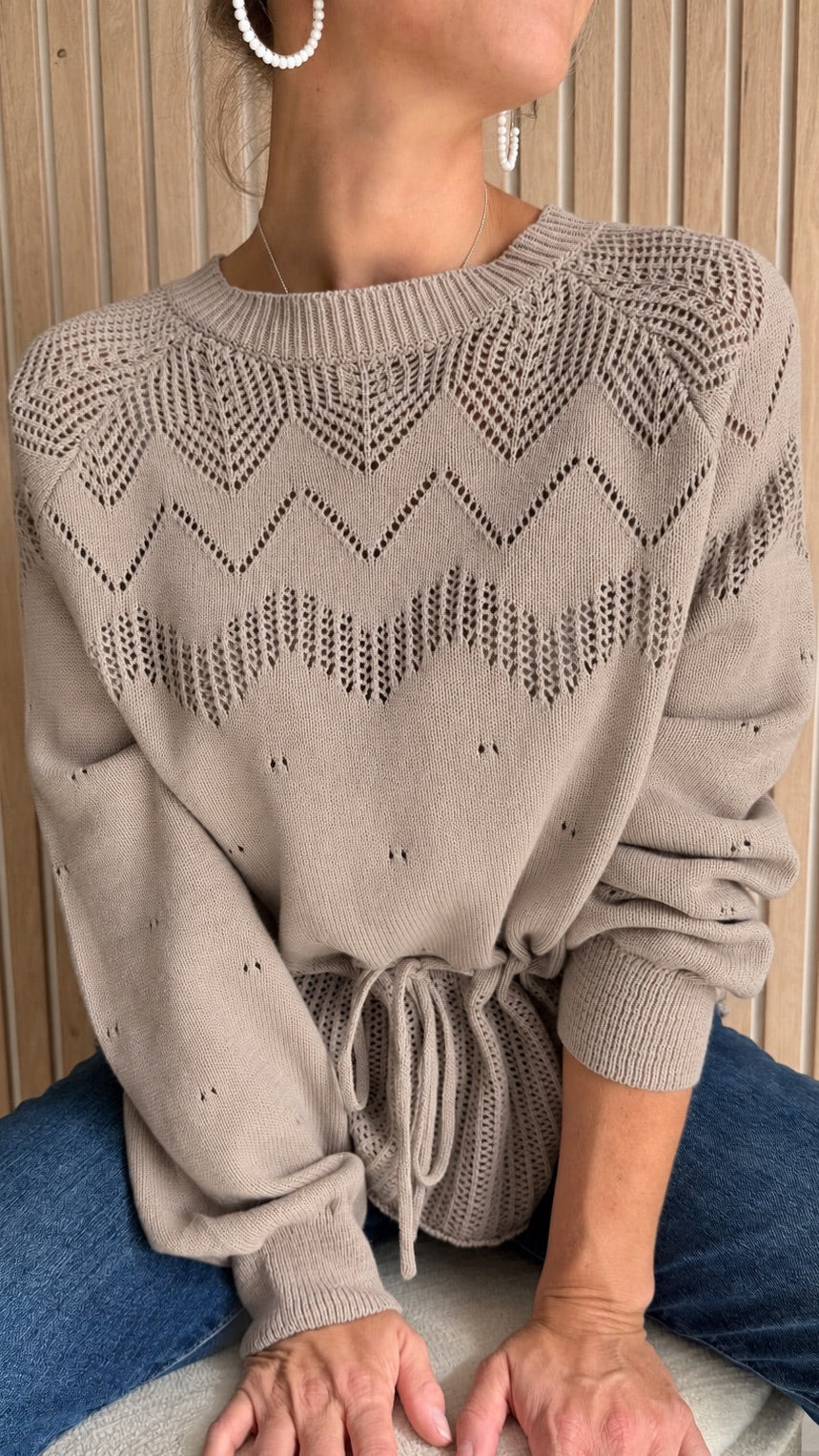 Pull taupe en maille ajourée