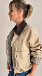 Bomber beige avec col chocolat et détails carreaux