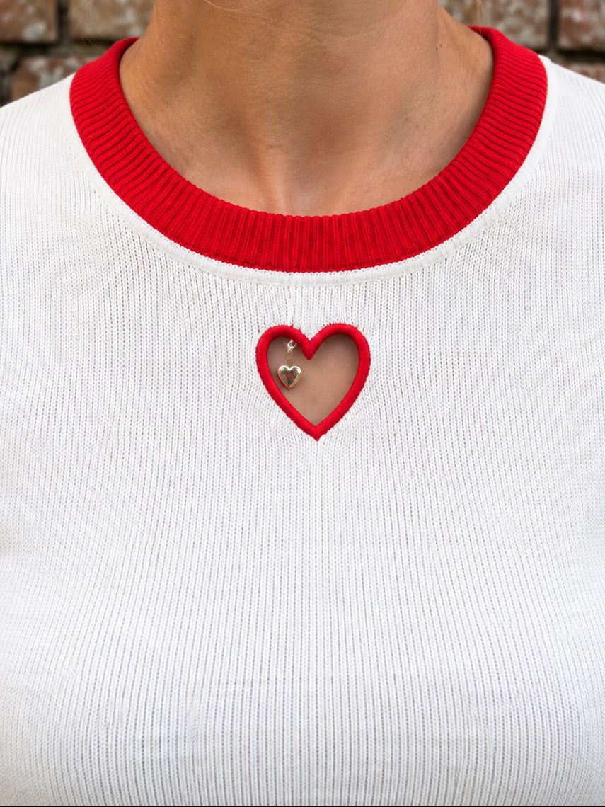 Pull fin blanc à cœur rouge – Le Coup de Cœur
