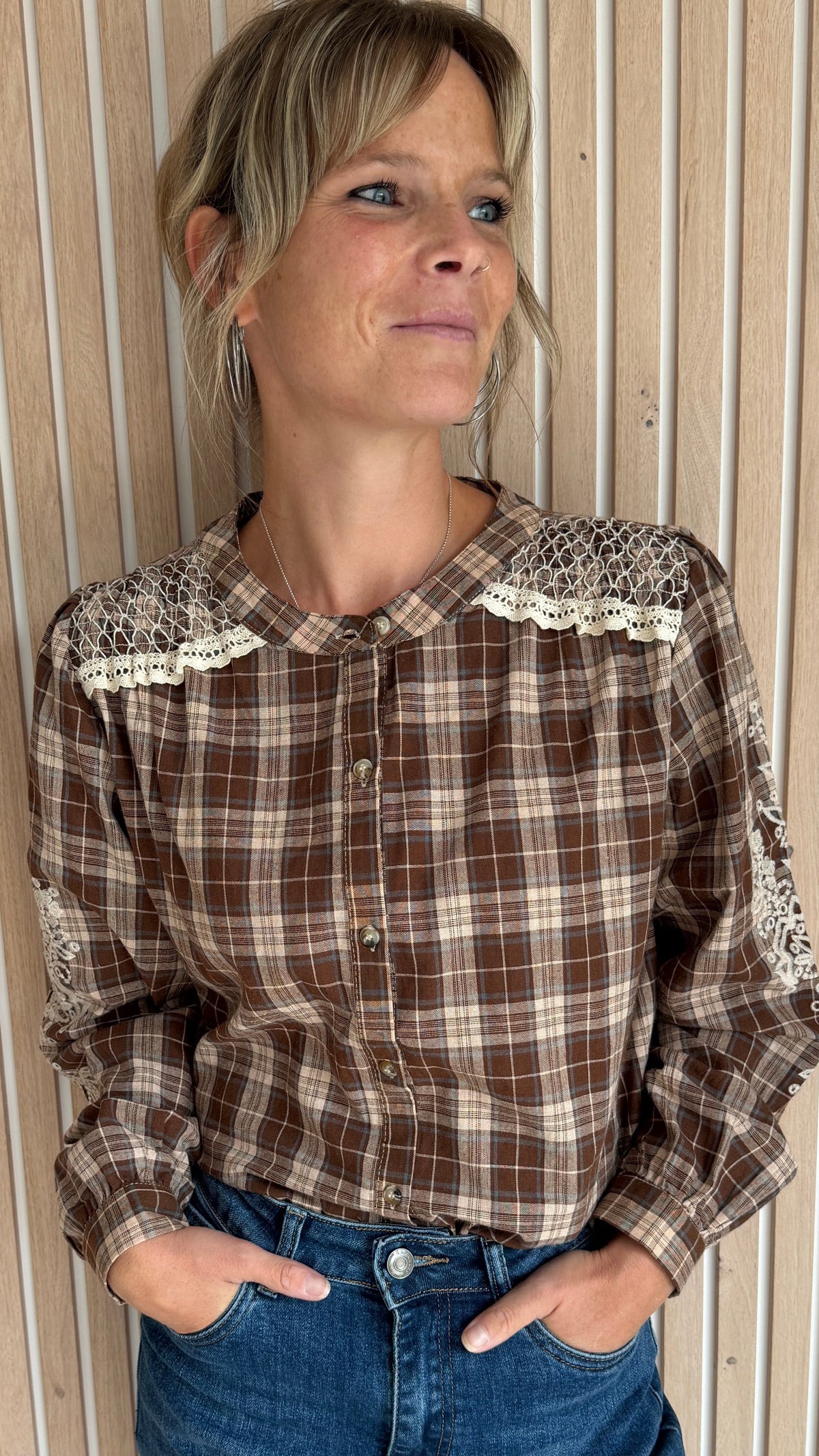 Chemise bohème chocolat à carreaux et dentelle écrue