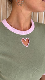 Pull kaki à cœur rose – Le Coup de Cœur