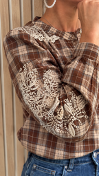 Chemise bohème chocolat à carreaux et dentelle écrue