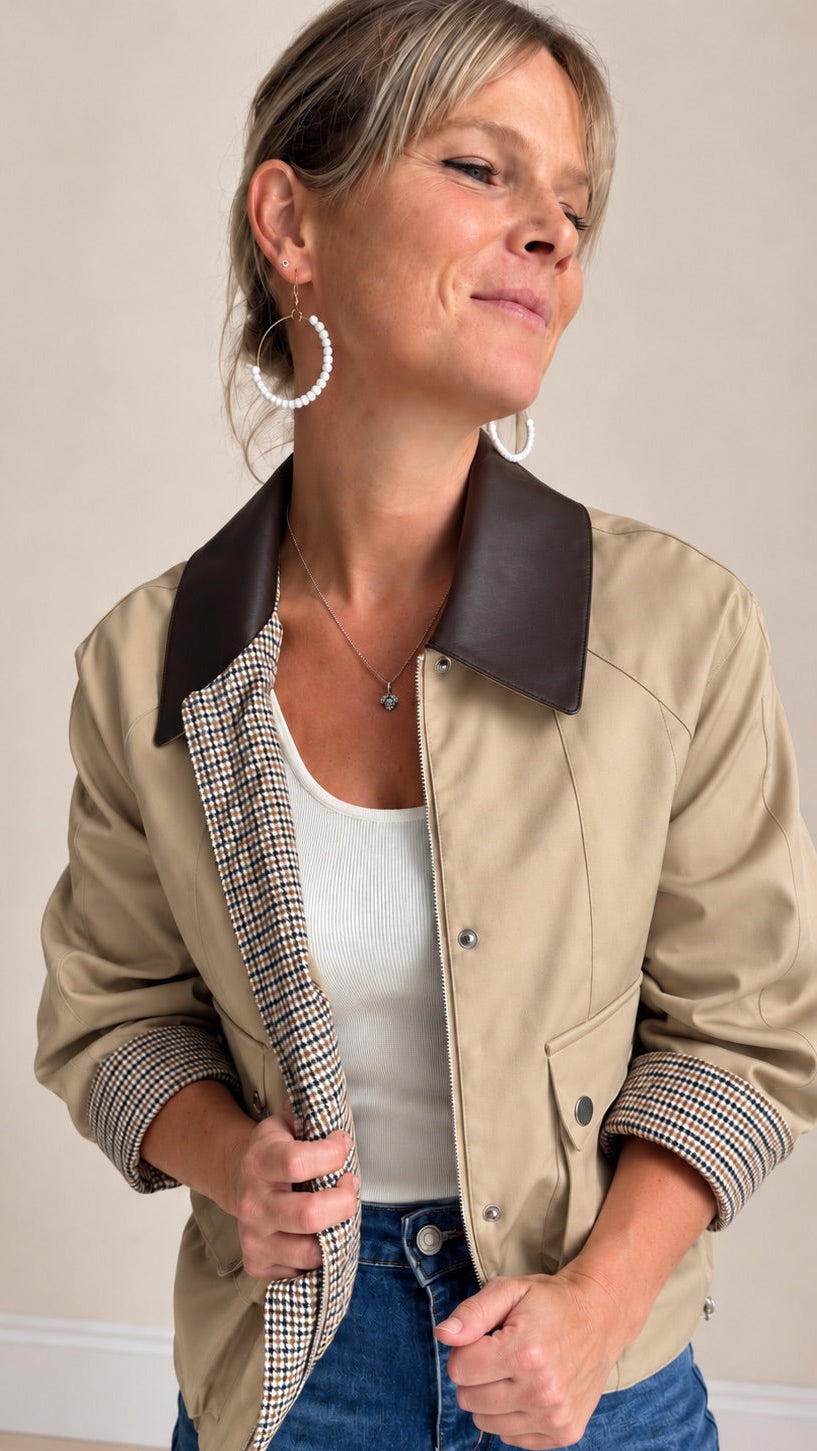 Bomber beige avec col chocolat et détails carreaux