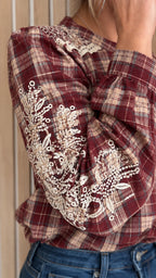 Chemise bohème bordeaux à carreaux et dentelle écrue