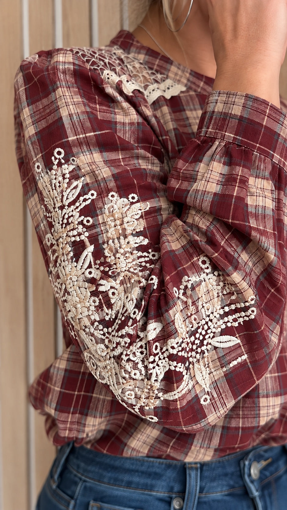 Chemise bohème bordeaux à carreaux et dentelle écrue
