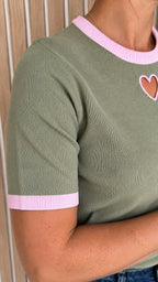 Pull kaki à cœur rose – Le Coup de Cœur