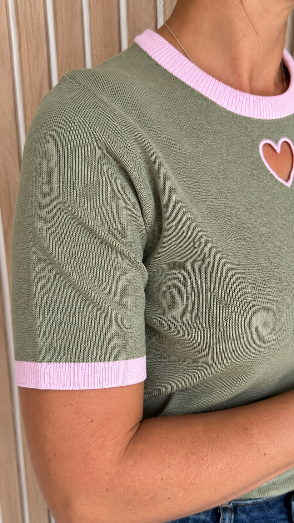 Pull kaki à cœur rose – Le Coup de Cœur