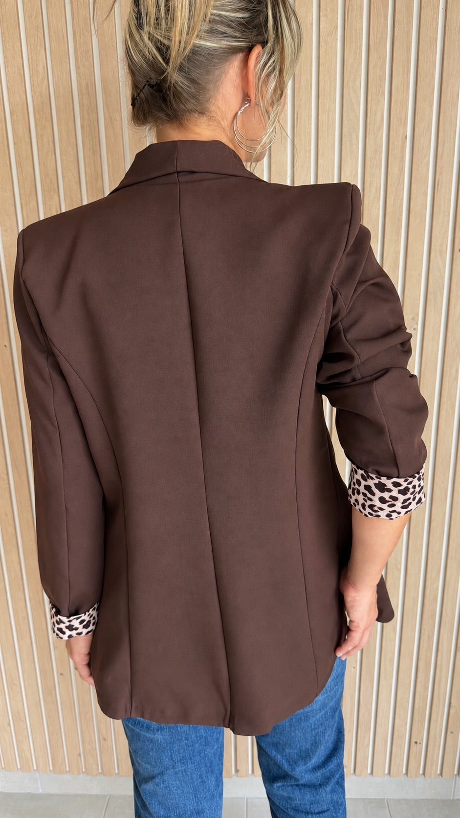 Blazer chocolat avec revers imprimé léopard