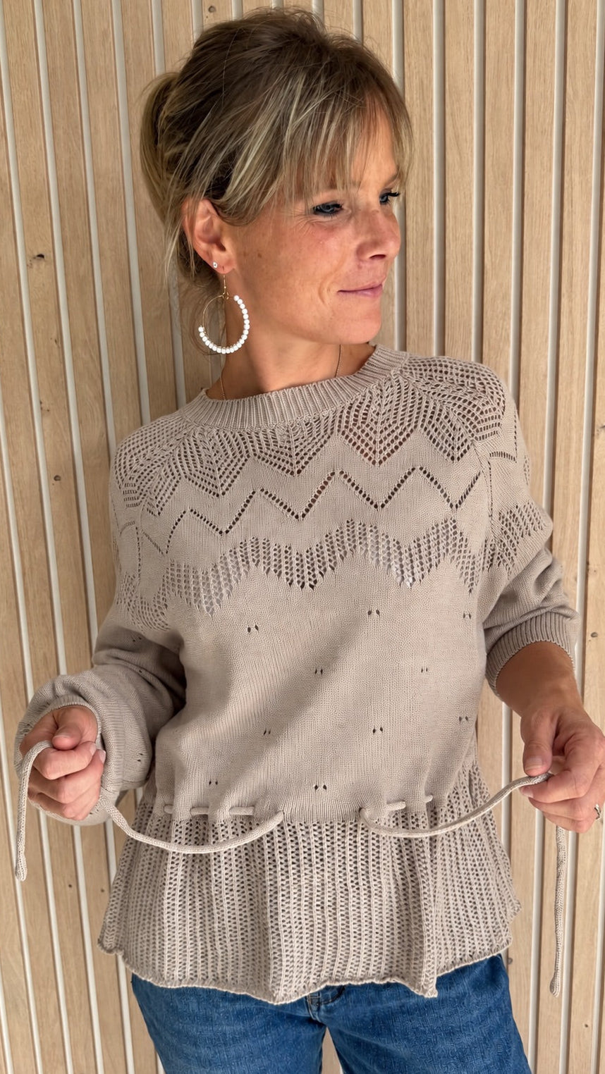 Pull taupe en maille ajourée