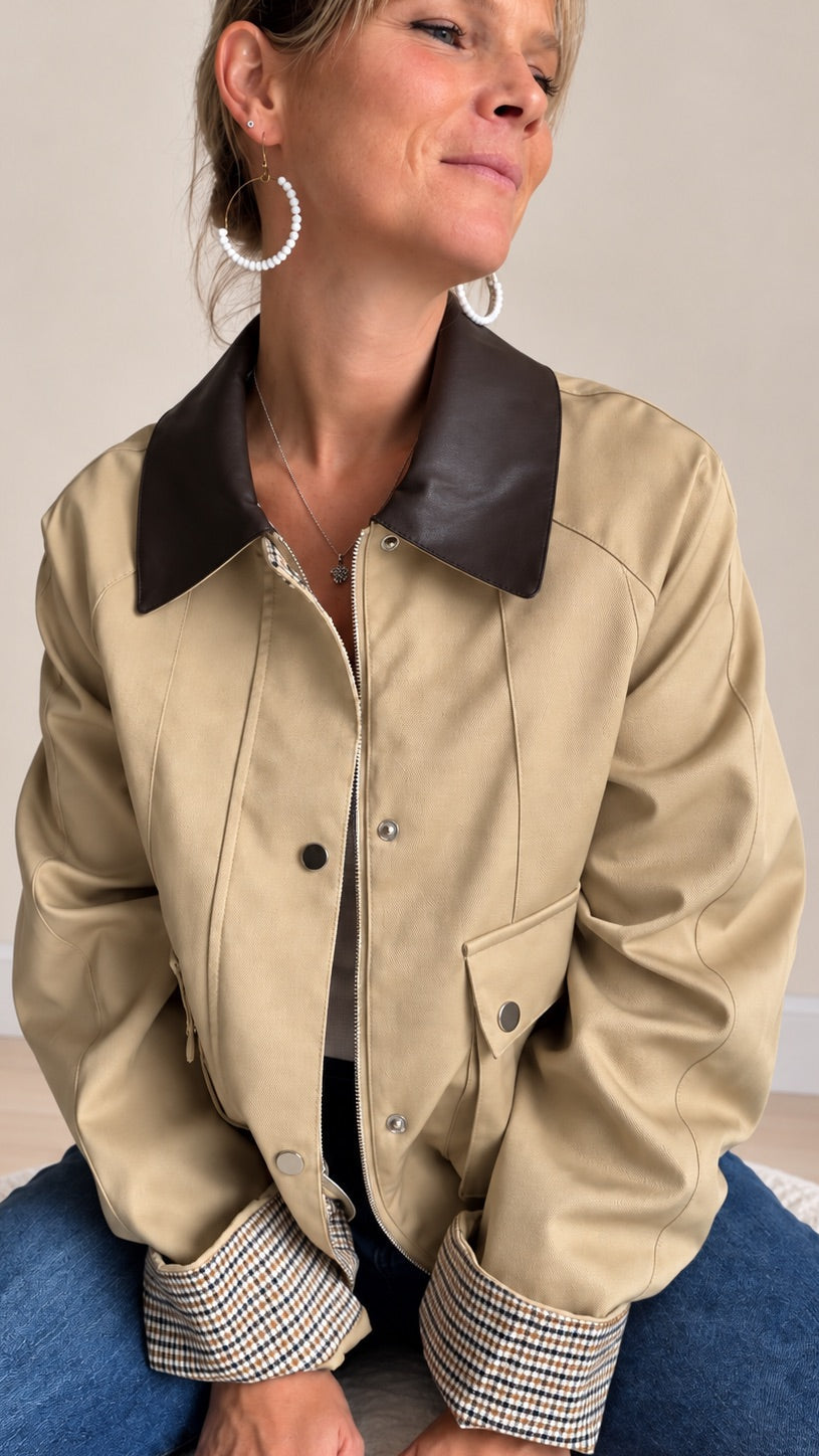 Bomber beige avec col chocolat et détails carreaux