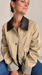 Bomber beige avec col chocolat et détails carreaux