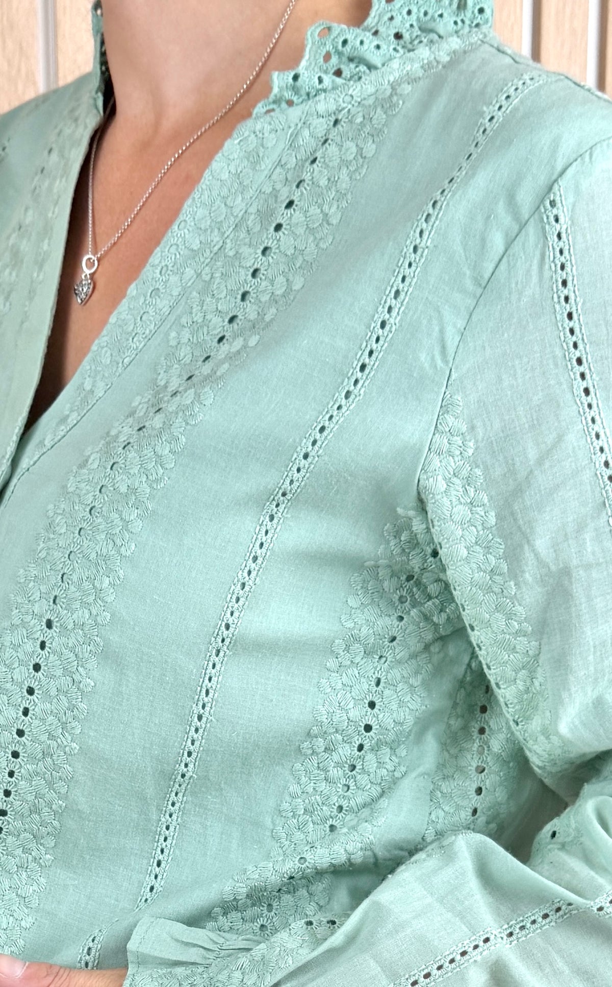 Chemise brodée vert d'eau esprit bohème 100% coton