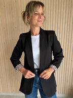 Blazer noir à revers de manches léopard