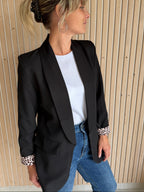 Blazer noir à revers de manches léopard