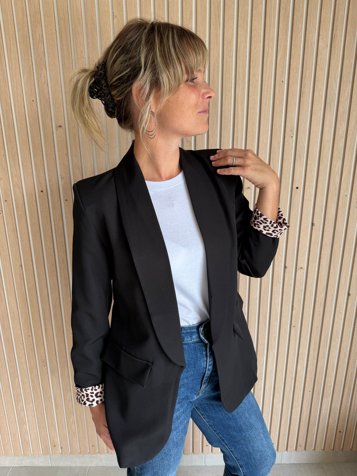 Blazer noir à revers de manches léopard