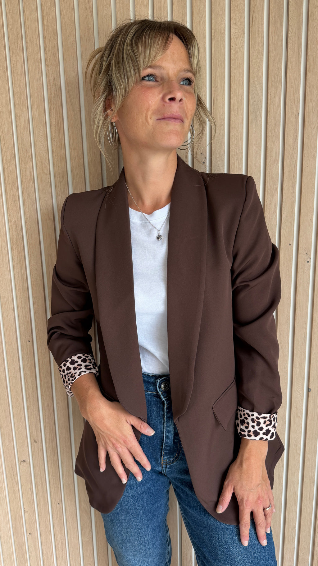 Blazer chocolat avec revers imprimé léopard