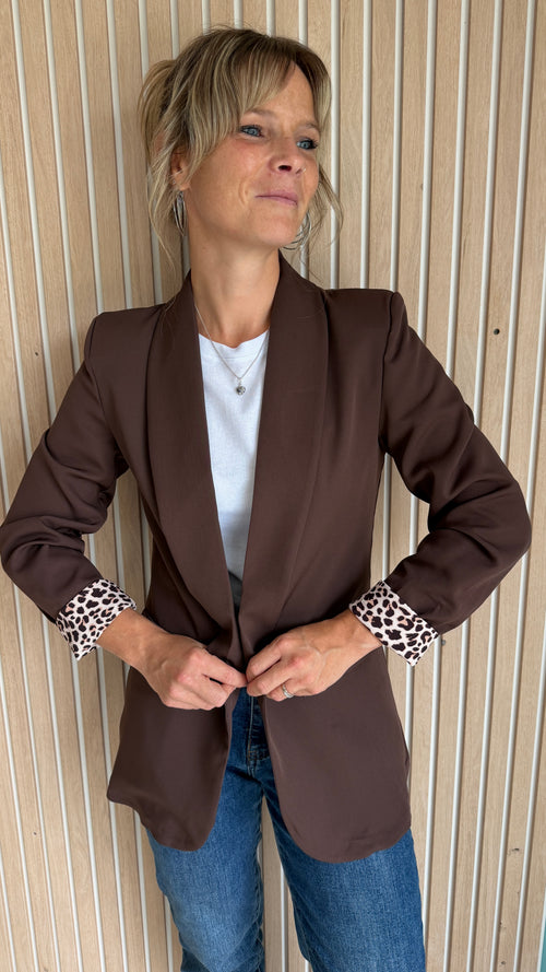Blazer chocolat avec revers imprimé léopard