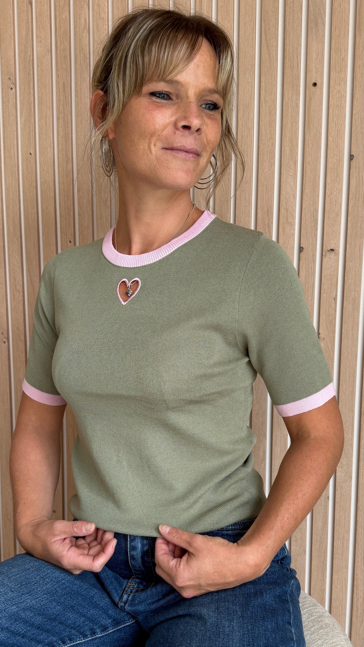 Pull kaki à cœur rose – Le Coup de Cœur