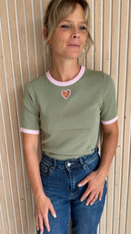 Pull kaki à cœur rose – Le Coup de Cœur