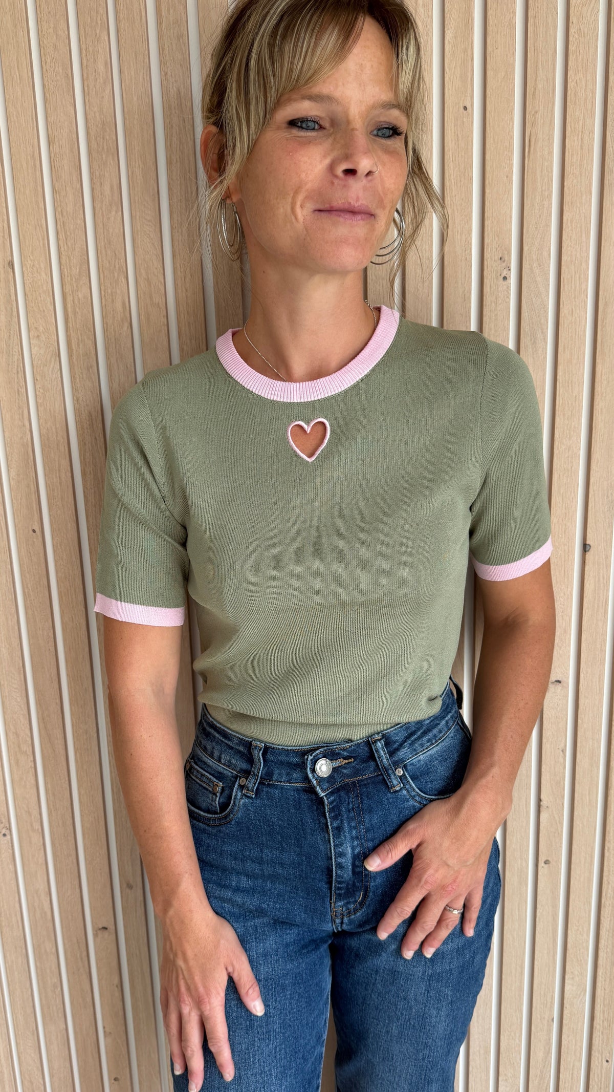 Pull kaki à cœur rose – Le Coup de Cœur