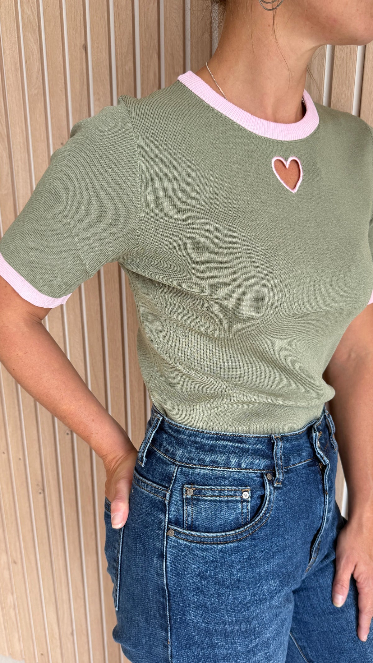 Pull kaki à cœur rose – Le Coup de Cœur