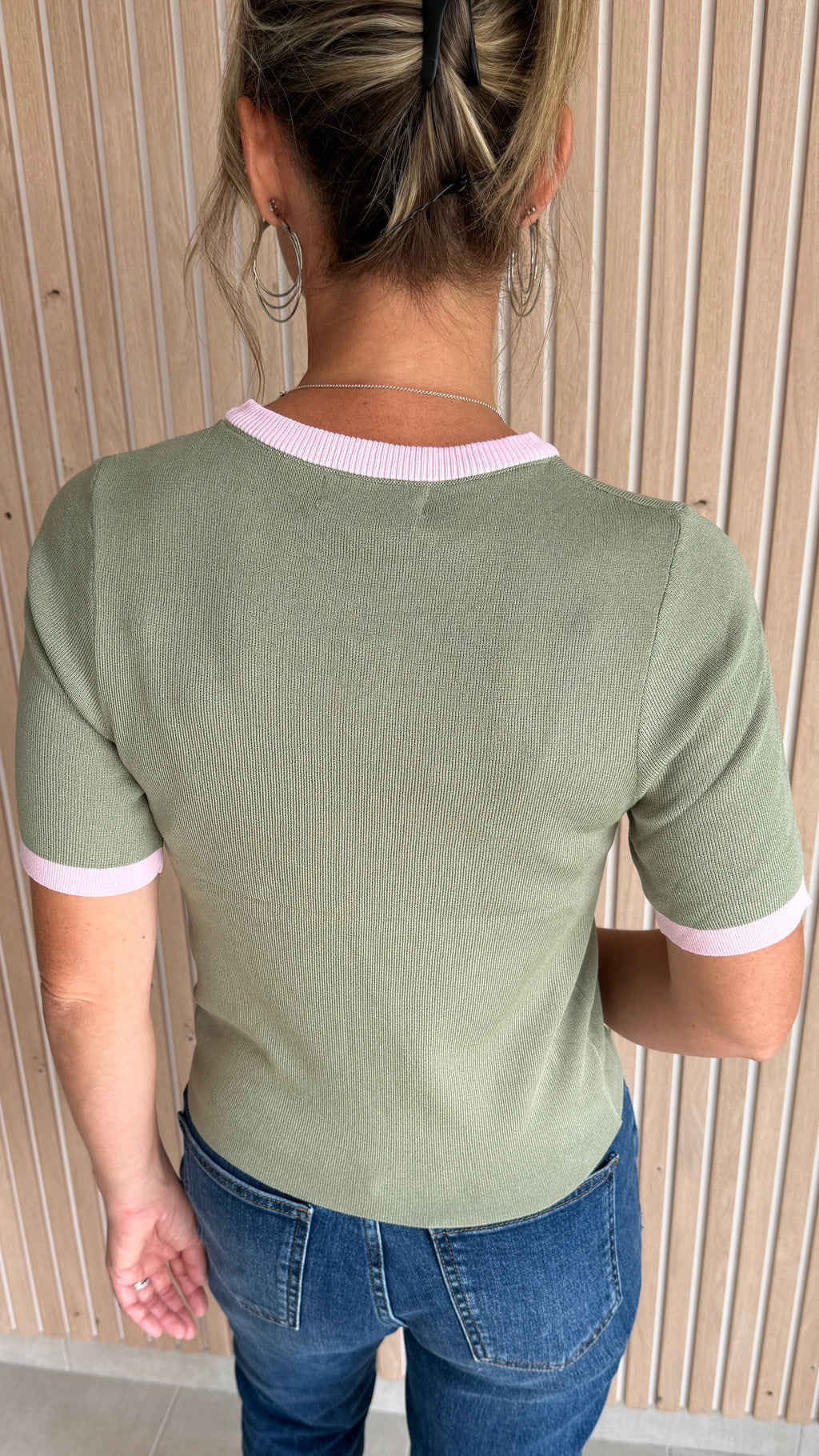 Pull kaki à cœur rose – Le Coup de Cœur