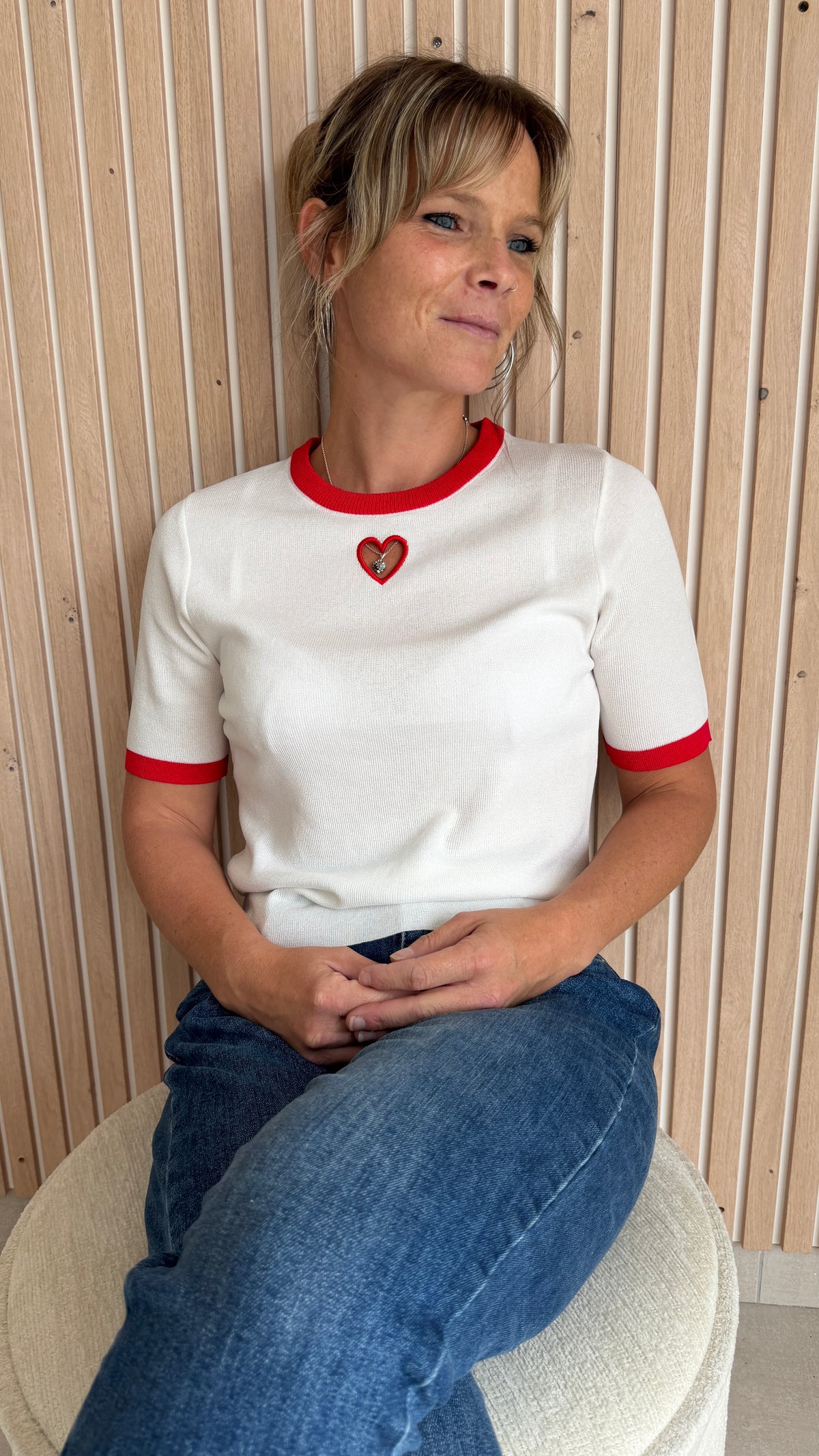 Pull fin blanc à cœur rouge – Le Coup de Cœur