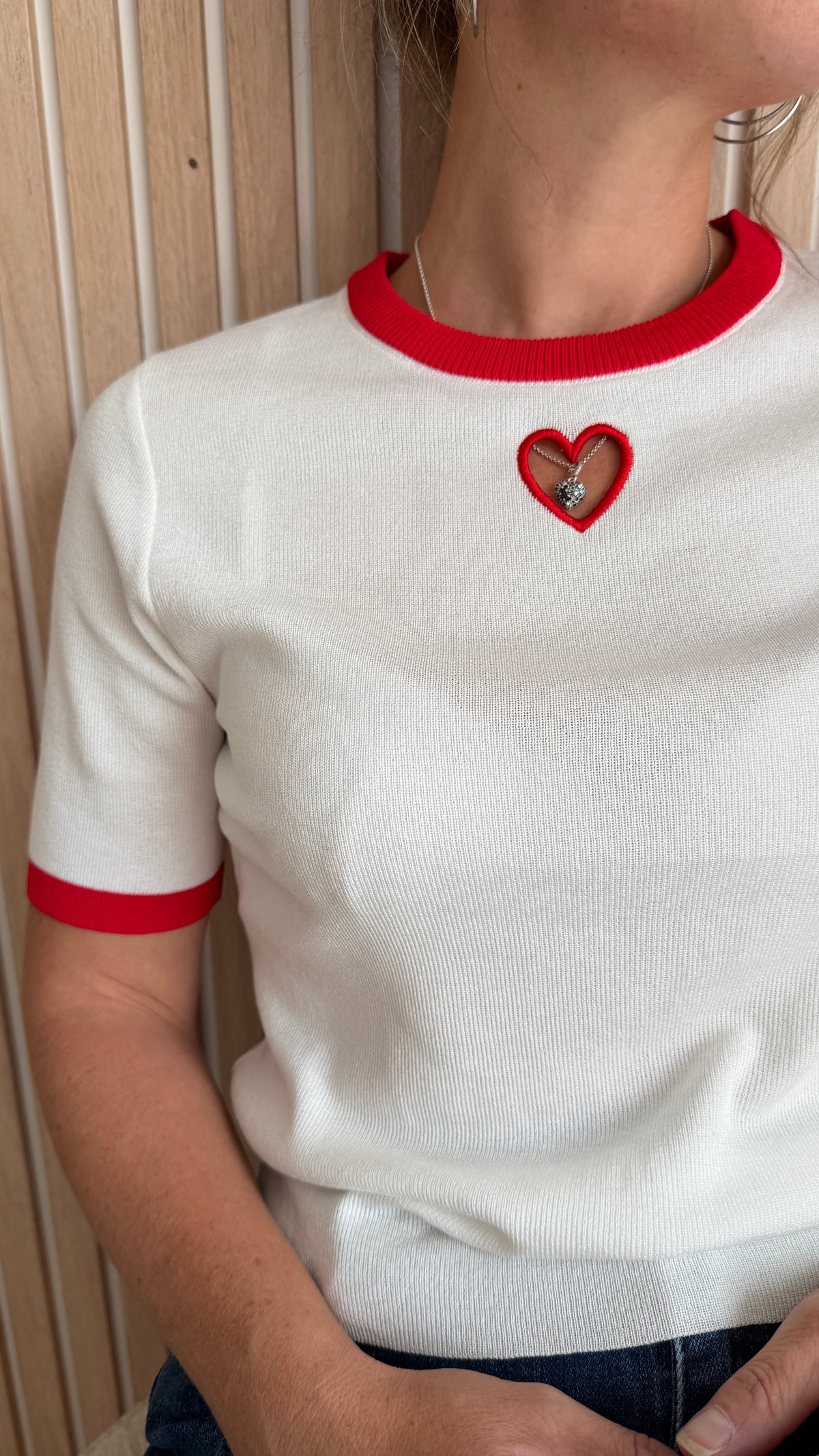 Pull fin blanc à cœur rouge – Le Coup de Cœur