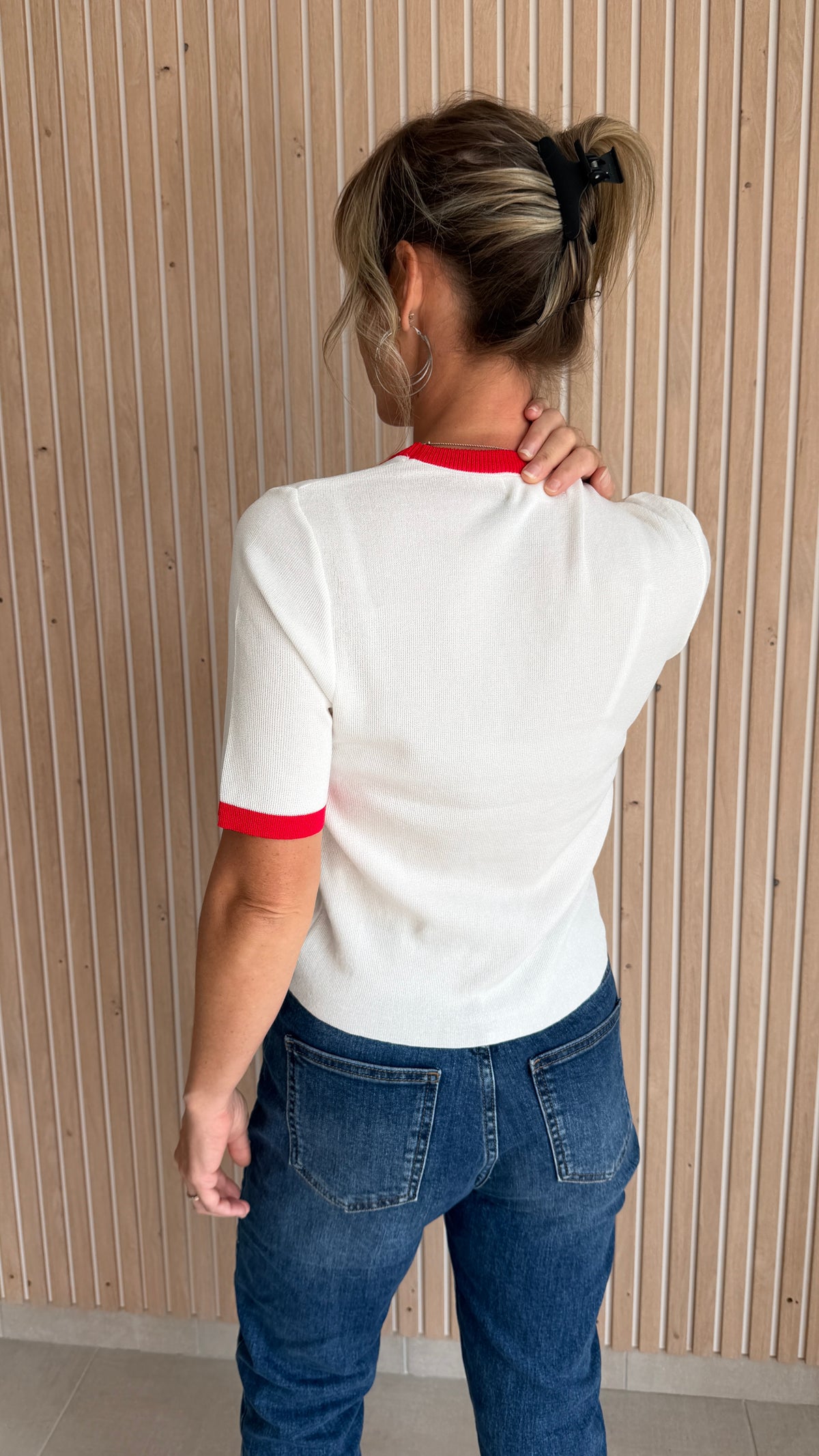 Pull fin blanc à cœur rouge – Le Coup de Cœur