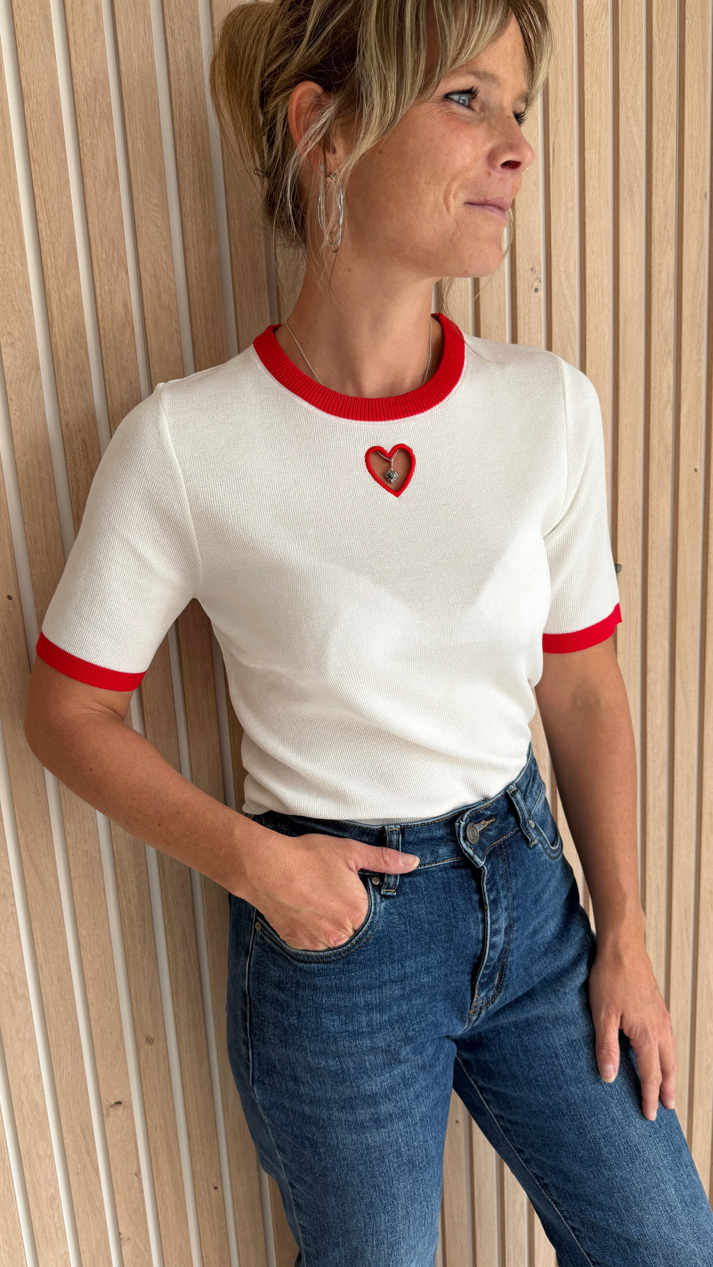Pull fin blanc à cœur rouge – Le Coup de Cœur