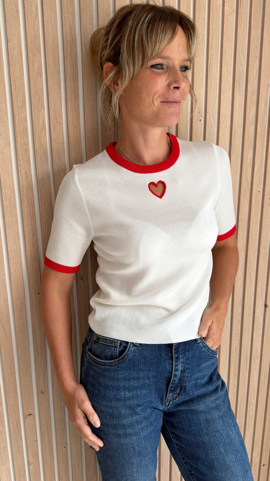 Pull fin blanc à cœur rouge – Le Coup de Cœur
