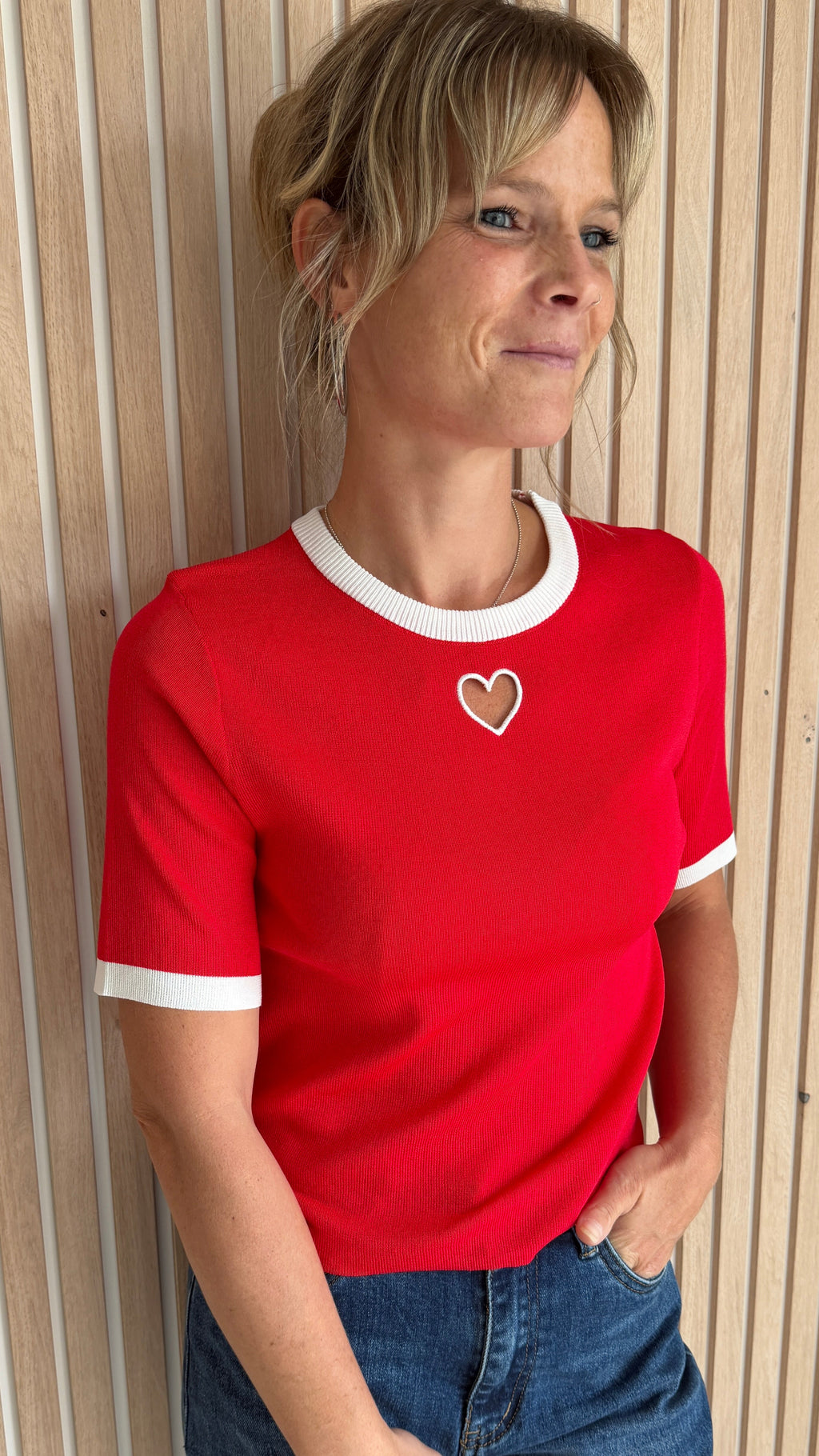 Pull rouge à cœur blanc – Le Coup de Coeur
