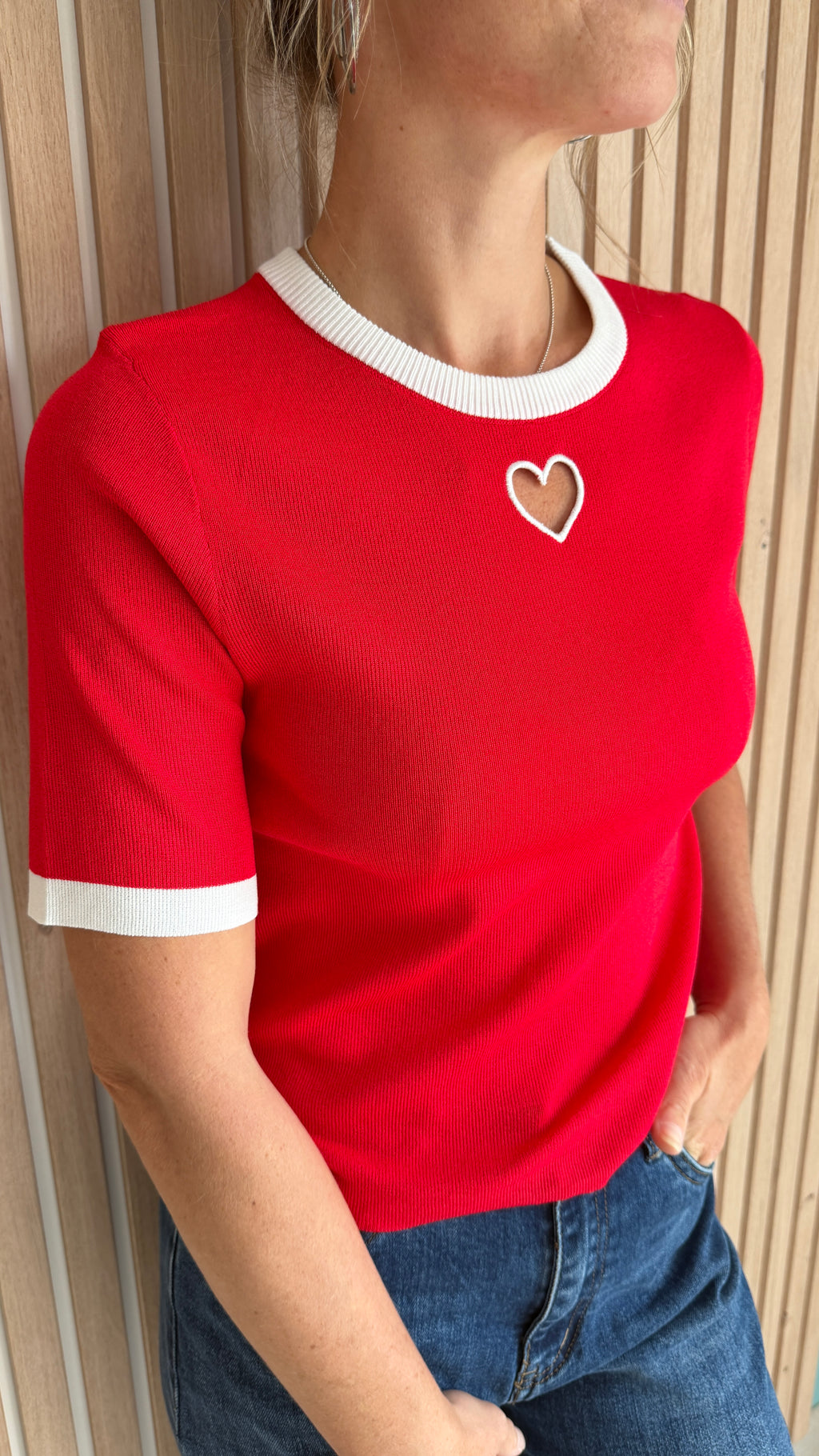 Pull rouge à cœur blanc – Le Coup de Coeur