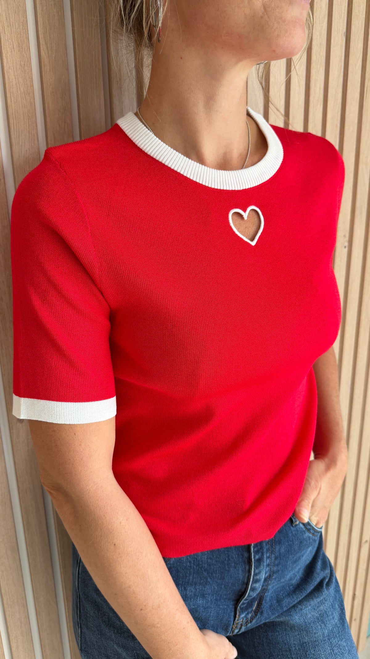 Pull rouge à cœur blanc – Le Coup de Coeur