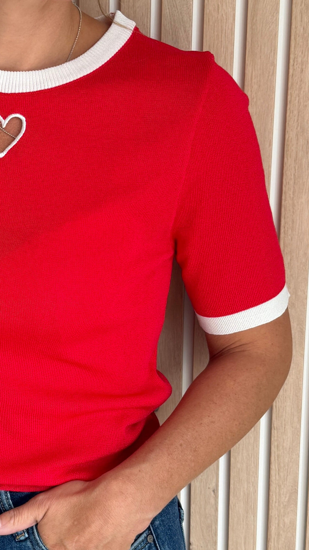Pull rouge à cœur blanc – Le Coup de Coeur