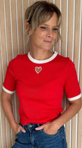 Pull rouge à cœur blanc – Le Coup de Coeur