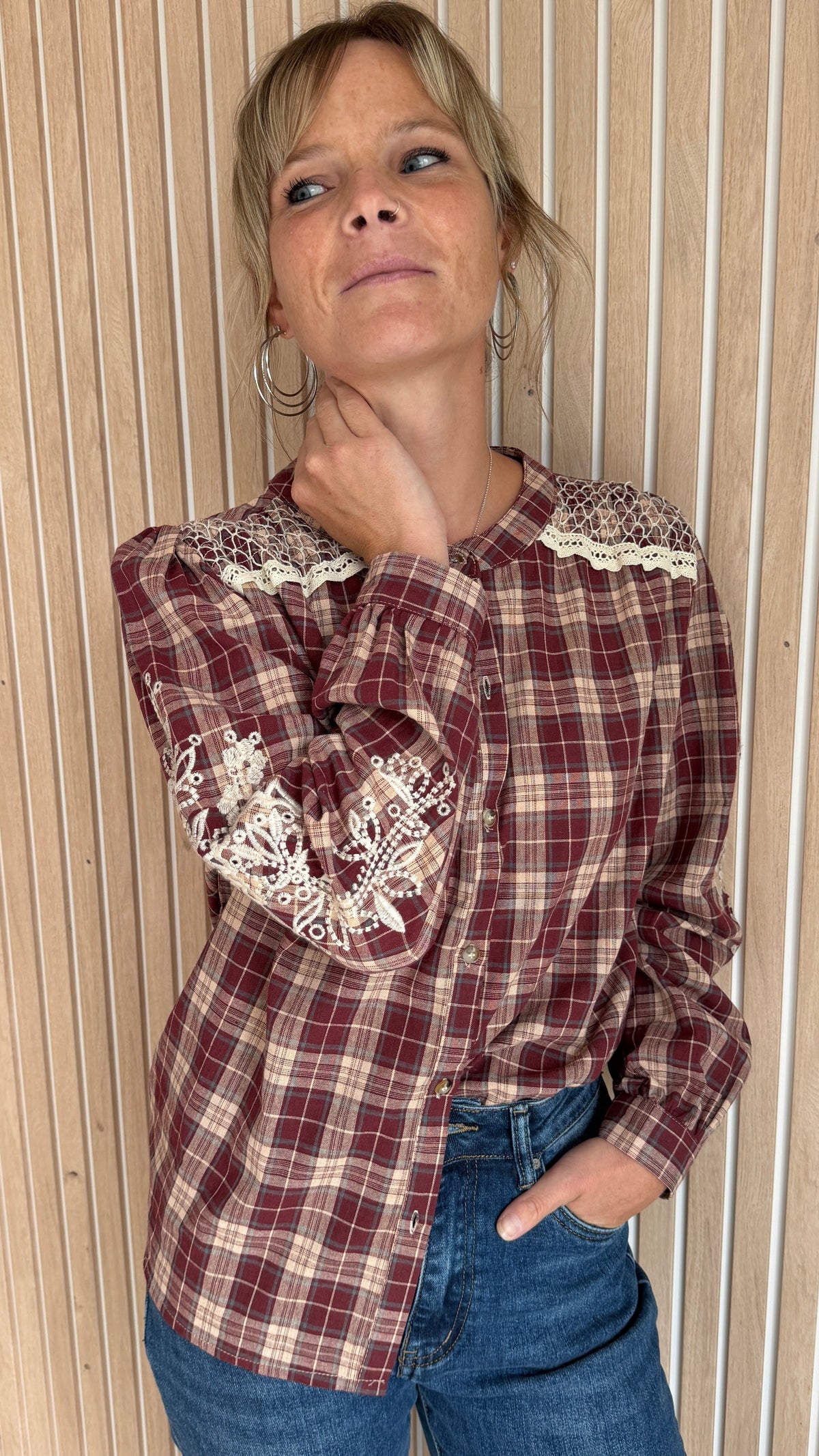 Chemise bohème bordeaux à carreaux et dentelle écrue