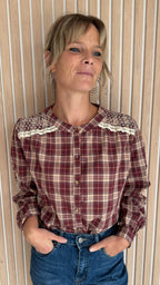 Chemise bohème bordeaux à carreaux et dentelle écrue