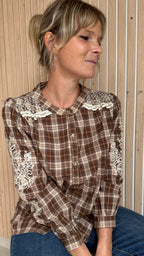 Chemise bohème chocolat à carreaux et dentelle écrue
