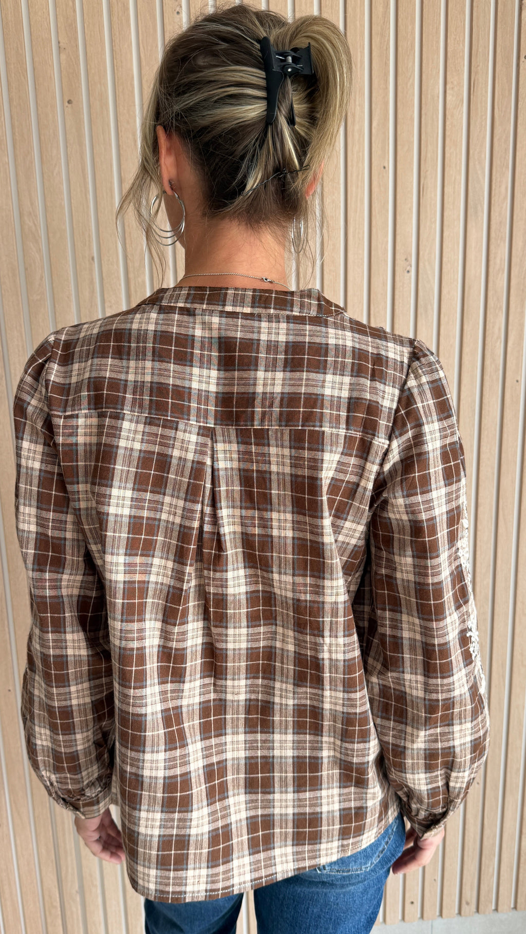 Chemise bohème chocolat à carreaux et dentelle écrue