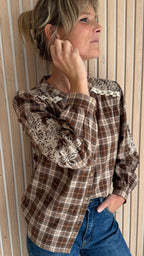 Chemise bohème chocolat à carreaux et dentelle écrue