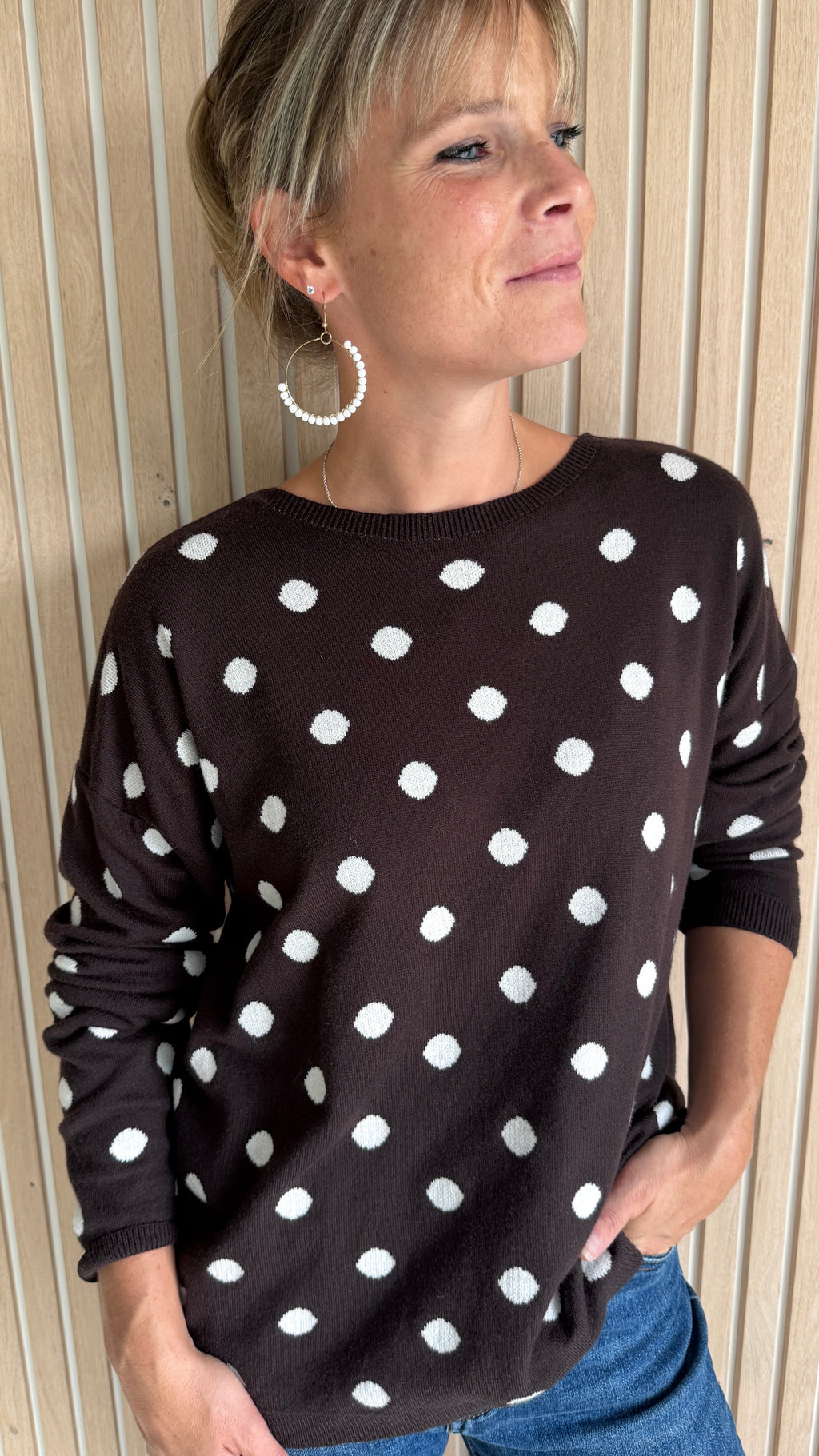 Pull brun à pois