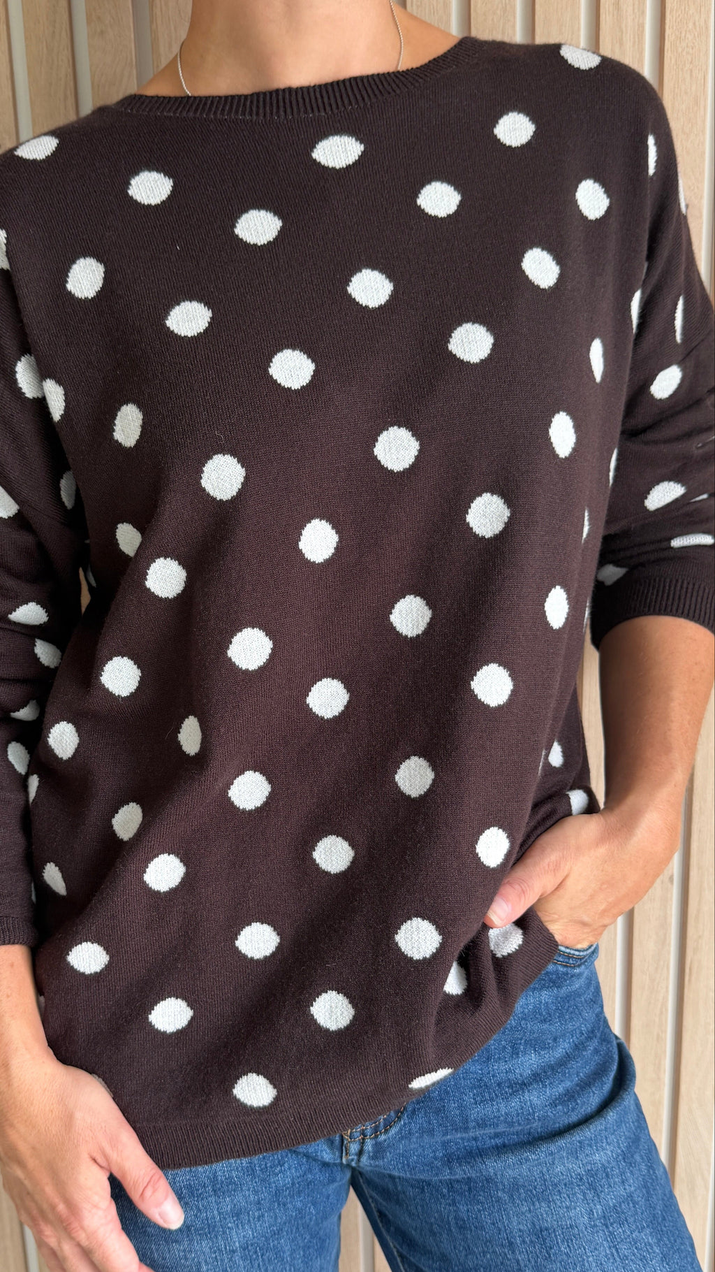 Pull brun à pois
