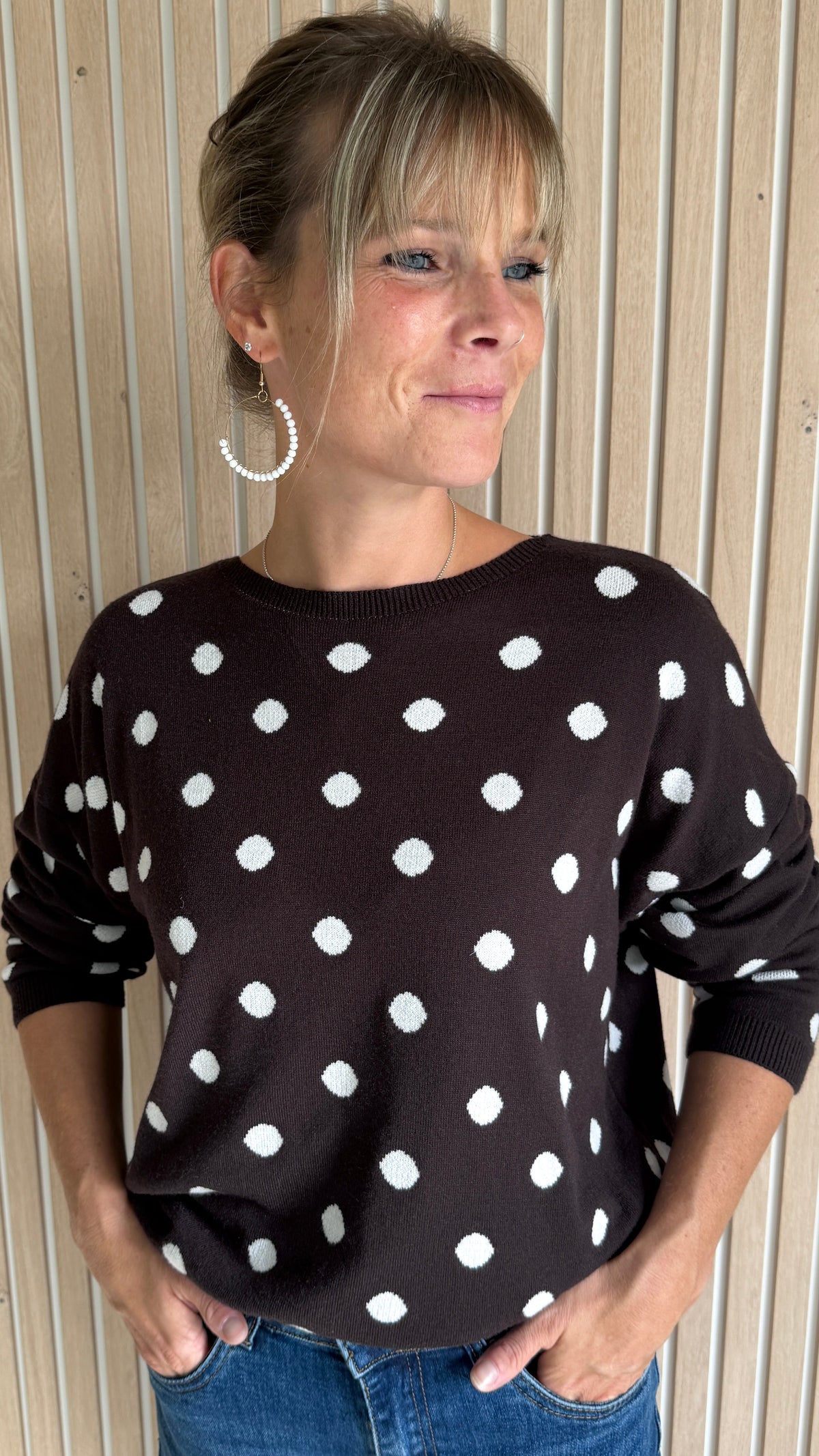 Pull brun à pois
