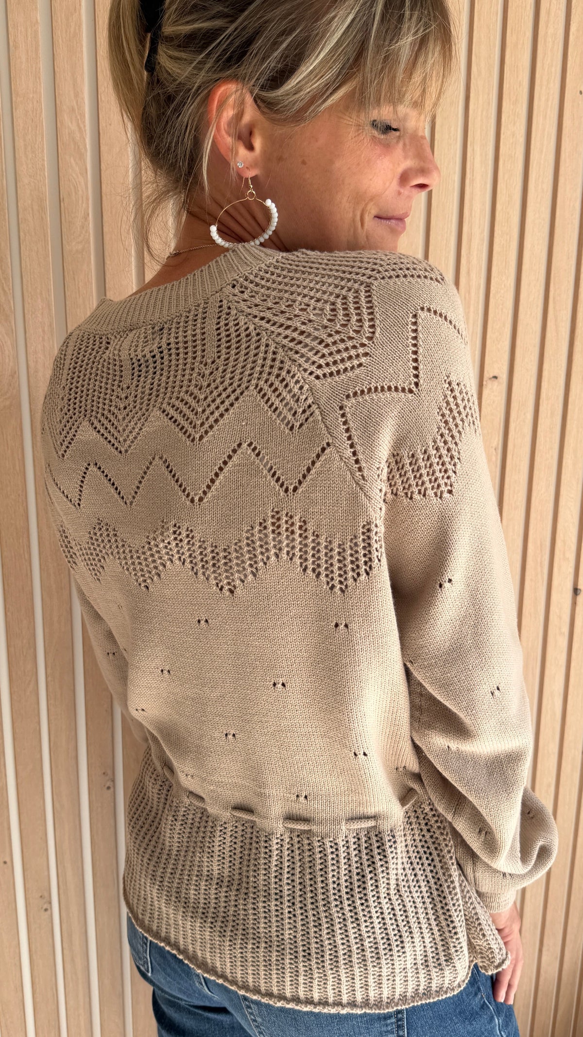 Pull taupe en maille ajourée