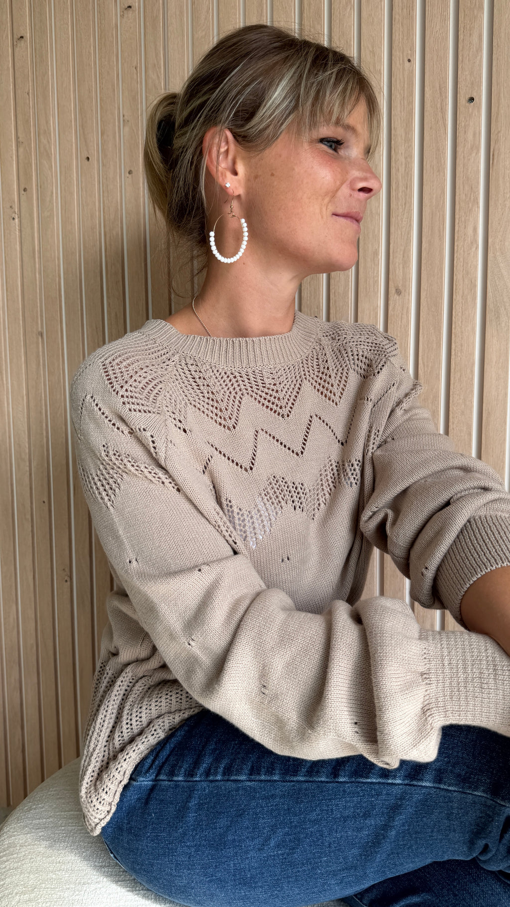 Pull taupe en maille ajourée