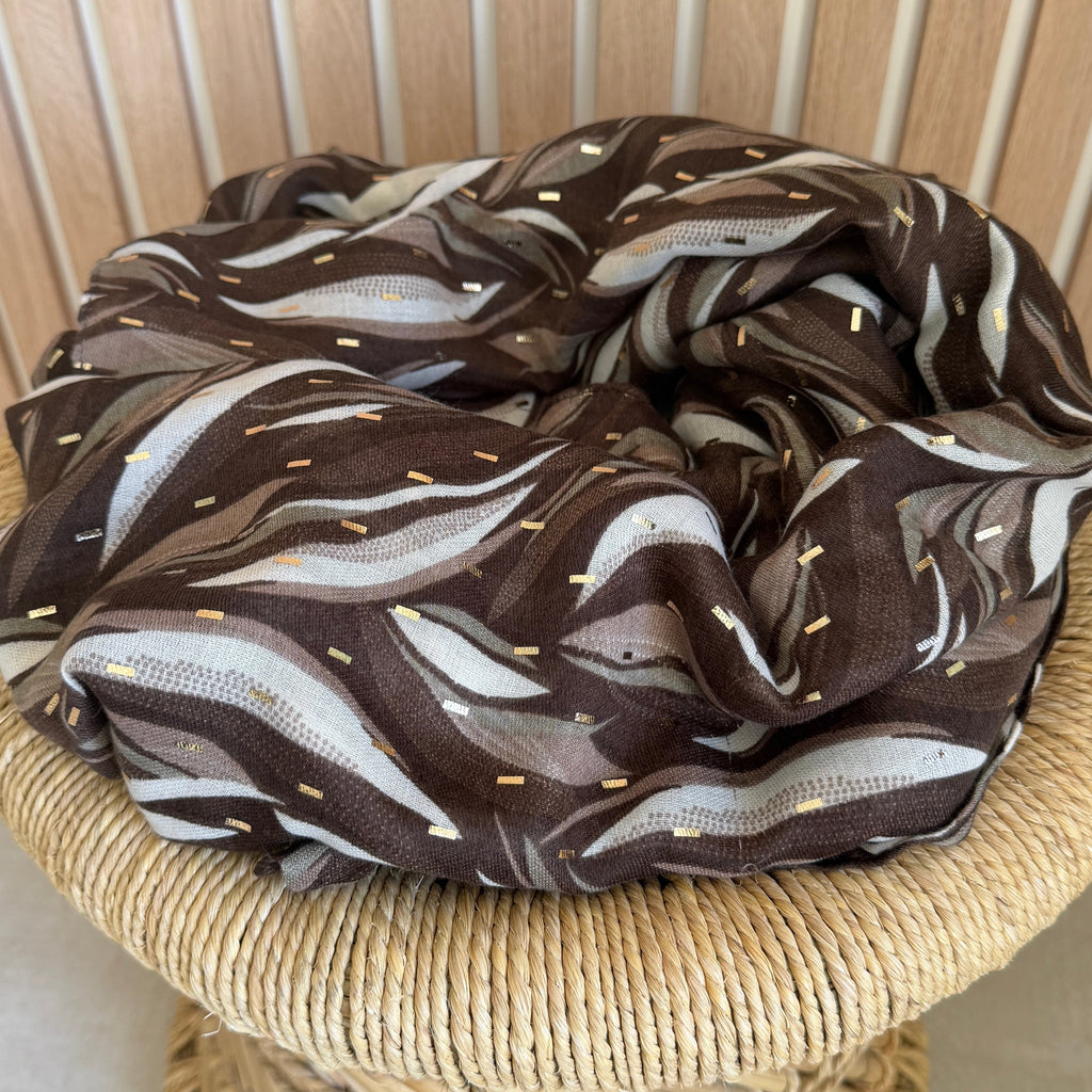 Écharpe imprimée feuillage chocolat & détails dorés