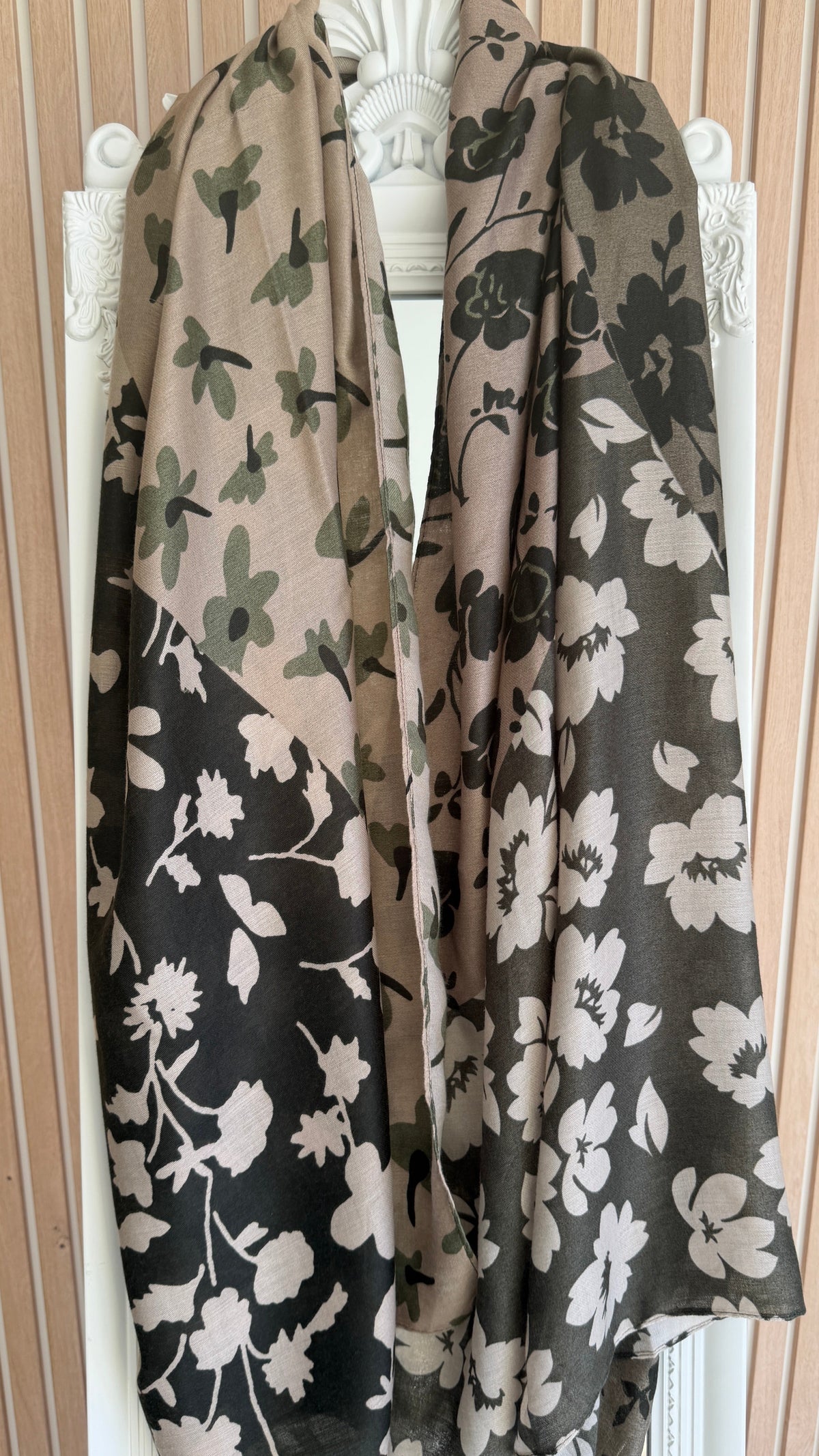 Écharpe florale patchwork taupe, kaki & noir