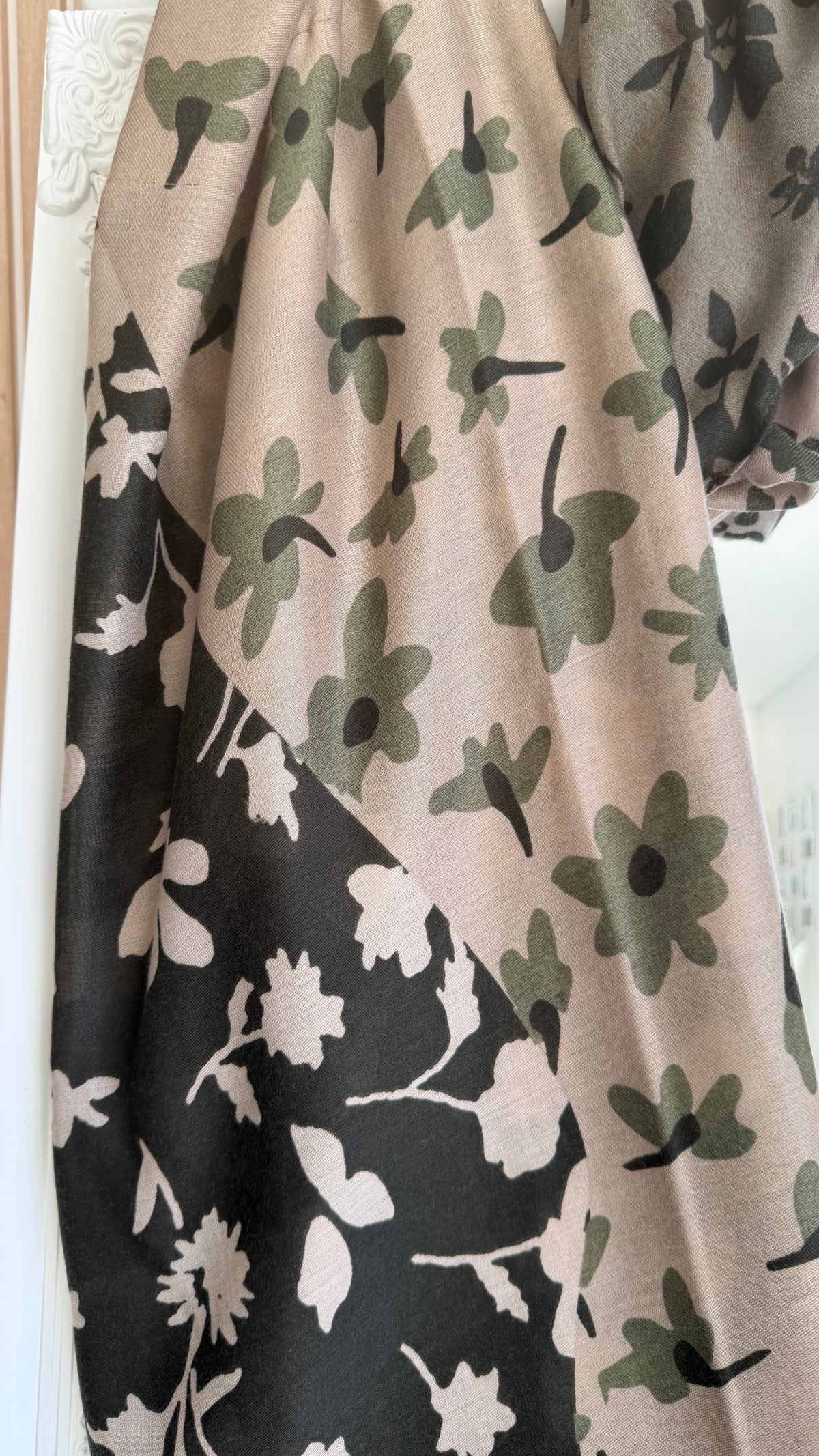 Écharpe florale patchwork taupe, kaki & noir