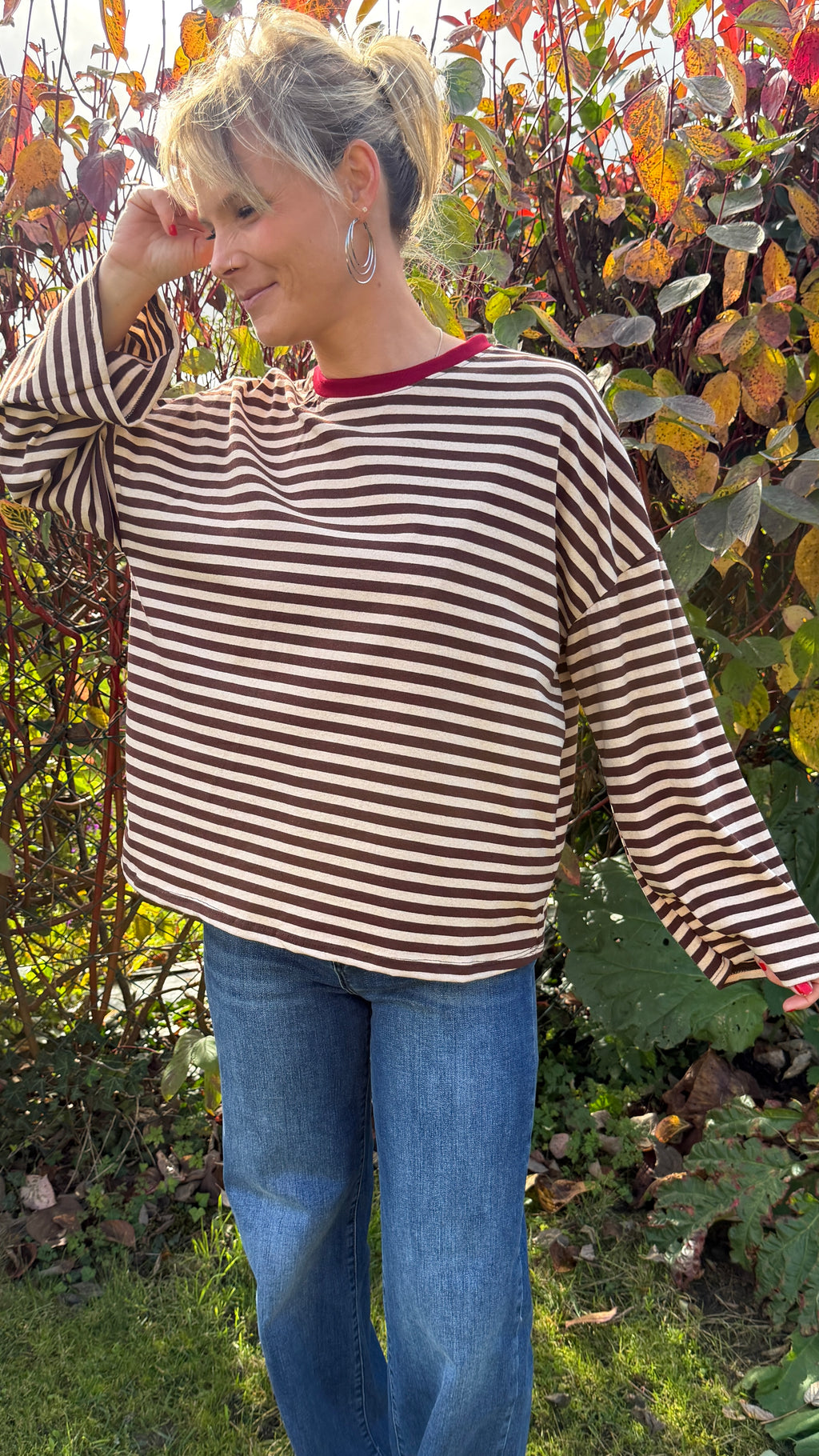 Marinière oversize chocolat et écru – Col bordeaux